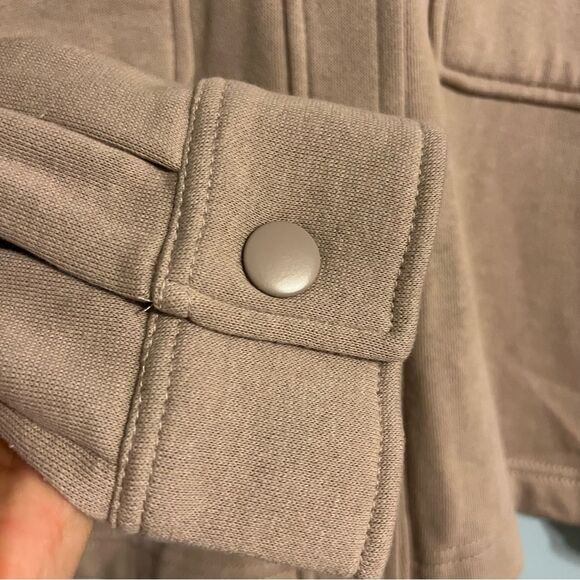 😊 3/$30 
Hippie Rose Buttoned Sweatshirt Sz L Cropped Boxy Tan Mocha Frappe EUC - Picture 8 of 14